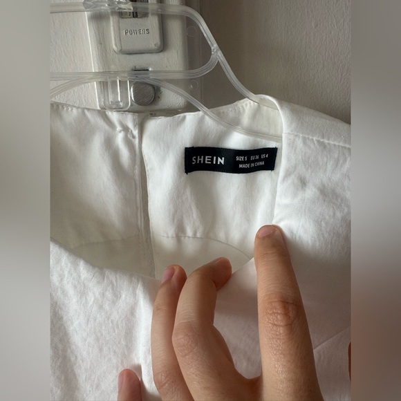 Elegant White Sleeveless Dress - Picture 8 of 12